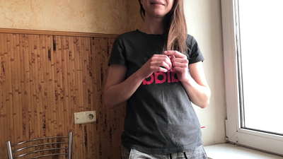 Broer helpt stiefzusje te ontspannen voor de eerste date. Russische Amateur met Praten