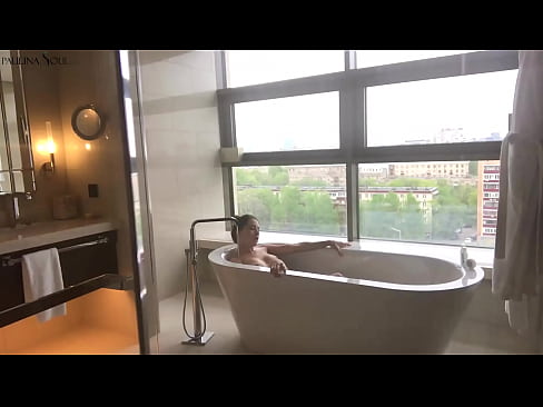 ❤️ Enorme babe die hartstochtelijk haar poesje aftrekt in de badkamer Super sex at us ❌