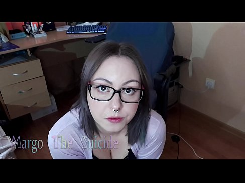 ❤️ Sexy meisje met bril zuigt Dildo diep op camera Super sex at us ❌