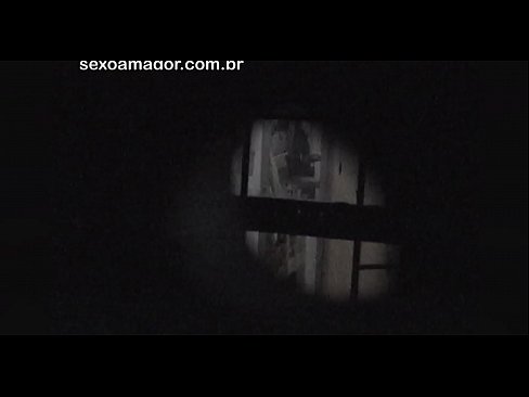 ❤️ Blondie wordt stiekem gefilmd door een voyeur uit de buurt, verstopt achter holle bakstenen Super sex at us ❌