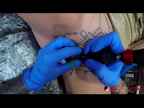 ❤️ Extreem getatoeëerde hottie Sully Savage kreeg een tatoeage op haar clitoris Super sex at us ❌