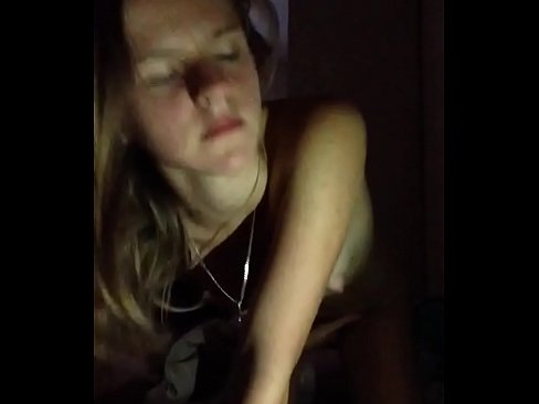 ❤️ Een meisje masturbeert en komt klaar Super sex at us ❌