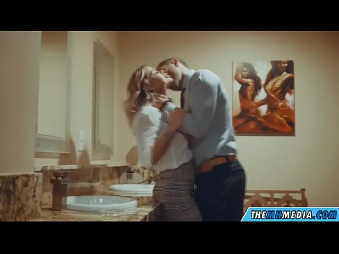 ❤️ Wanneer een rondborstige blondine je verleidt in een openbaar toilet Super sex at us ❌